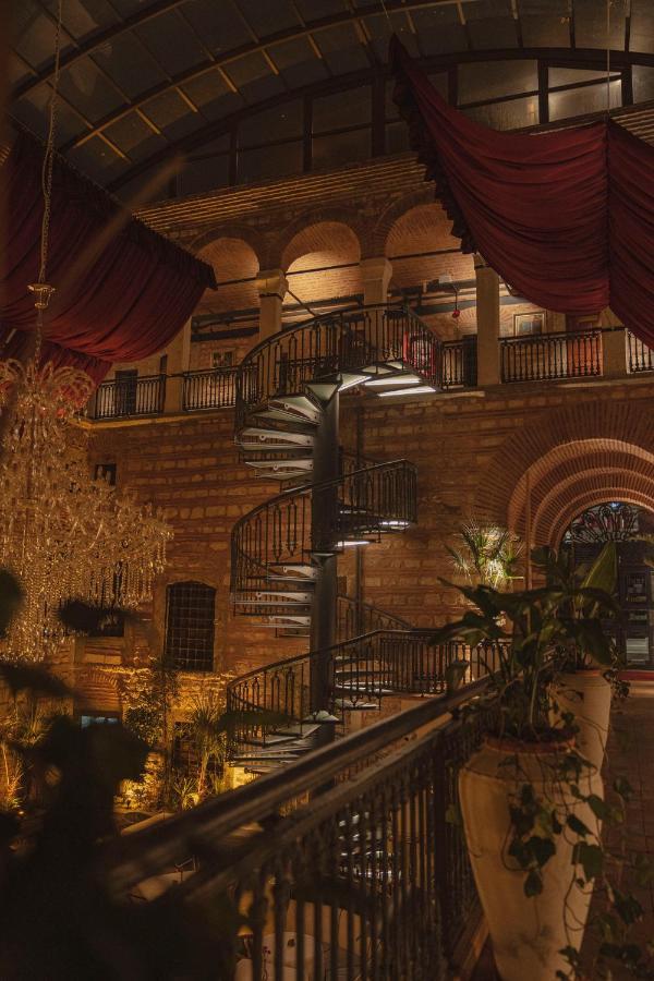 Han 1772 Hotel Istanbul Exteriör bild The spiral staircase