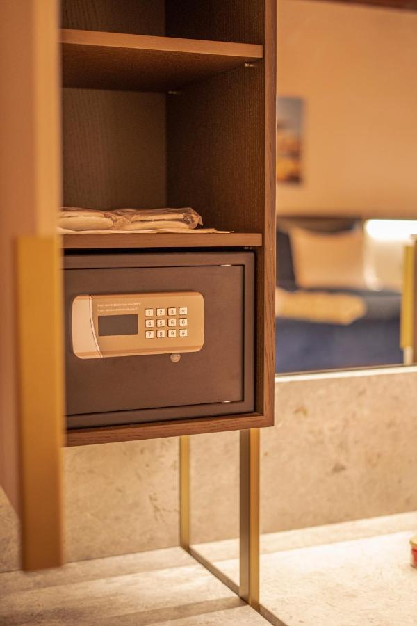 Han 1772 Hotel Istanbul Exteriör bild A safe in a hotel room