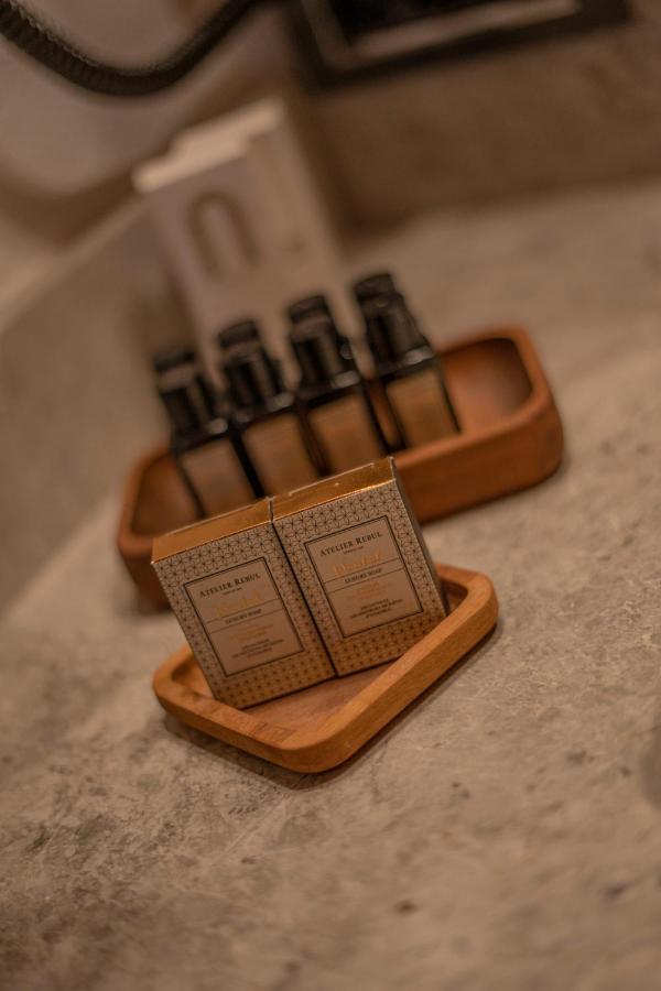 Han 1772 Hotel Istanbul Exteriör bild A selection of toiletries
