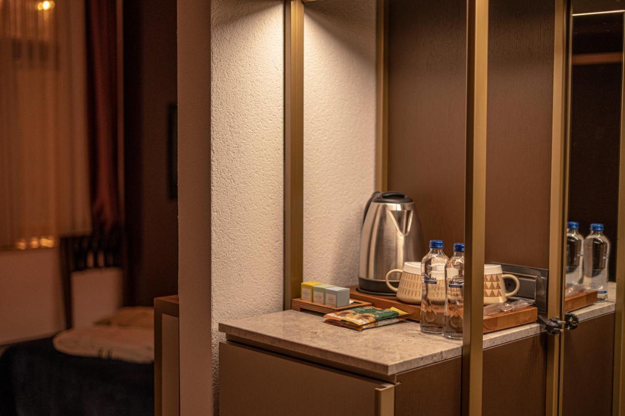 Han 1772 Hotel Istanbul Exteriör bild A wet bar in a hotel room
