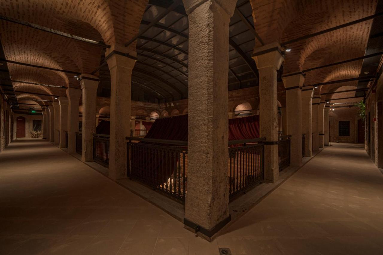 Han 1772 Hotel Istanbul Exteriör bild The interior of the Basilica Cistern