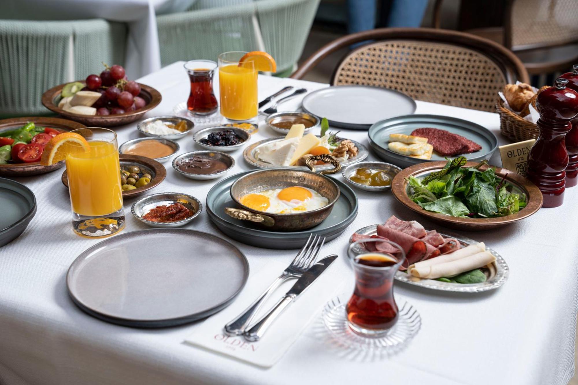 Han 1772 Hotel Istanbul Exteriör bild A traditional Turkish breakfast